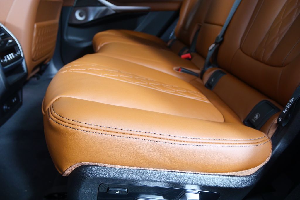 Thumbnail: 2026 BMW X7 - 16