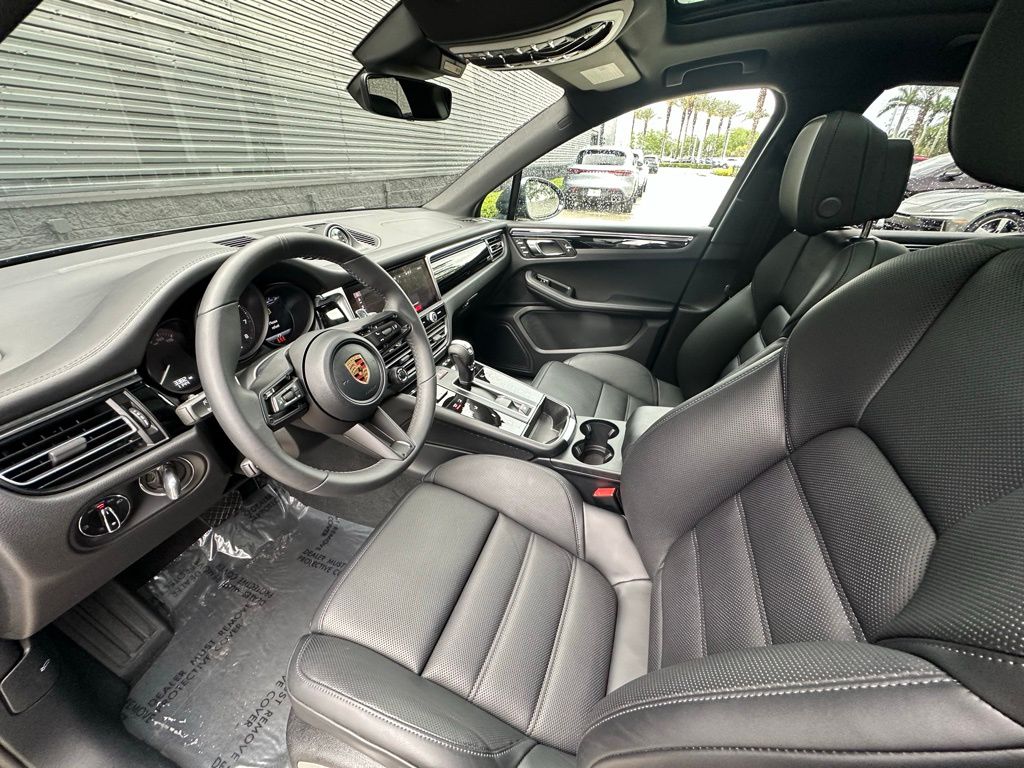 Thumbnail: 2026 Porsche Macan - 4
