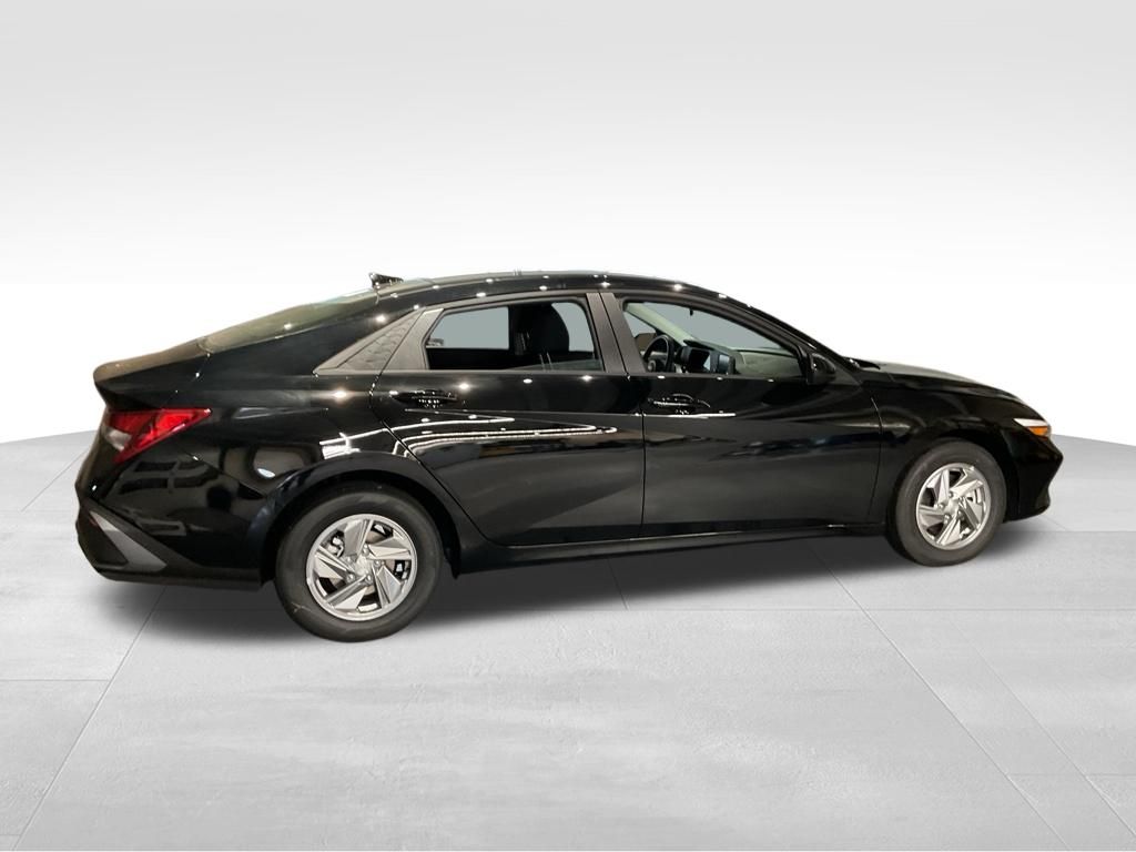 New 2026 Black Hyundai SE image 3