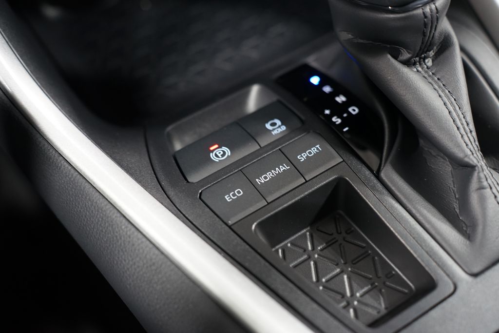 2025 Toyota RAV4 XLE 22