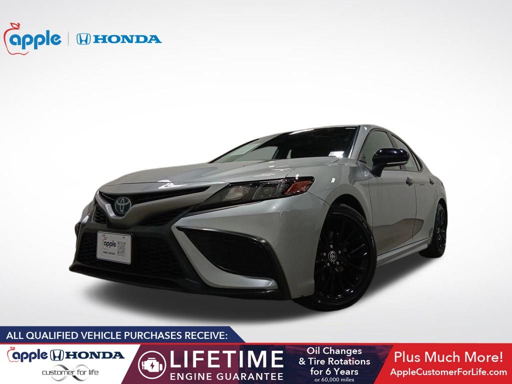 2022 Toyota Camry SE Hybrid