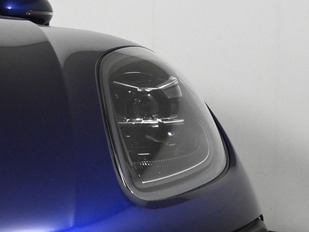 Thumbnail: 2025 Porsche Macan - 12