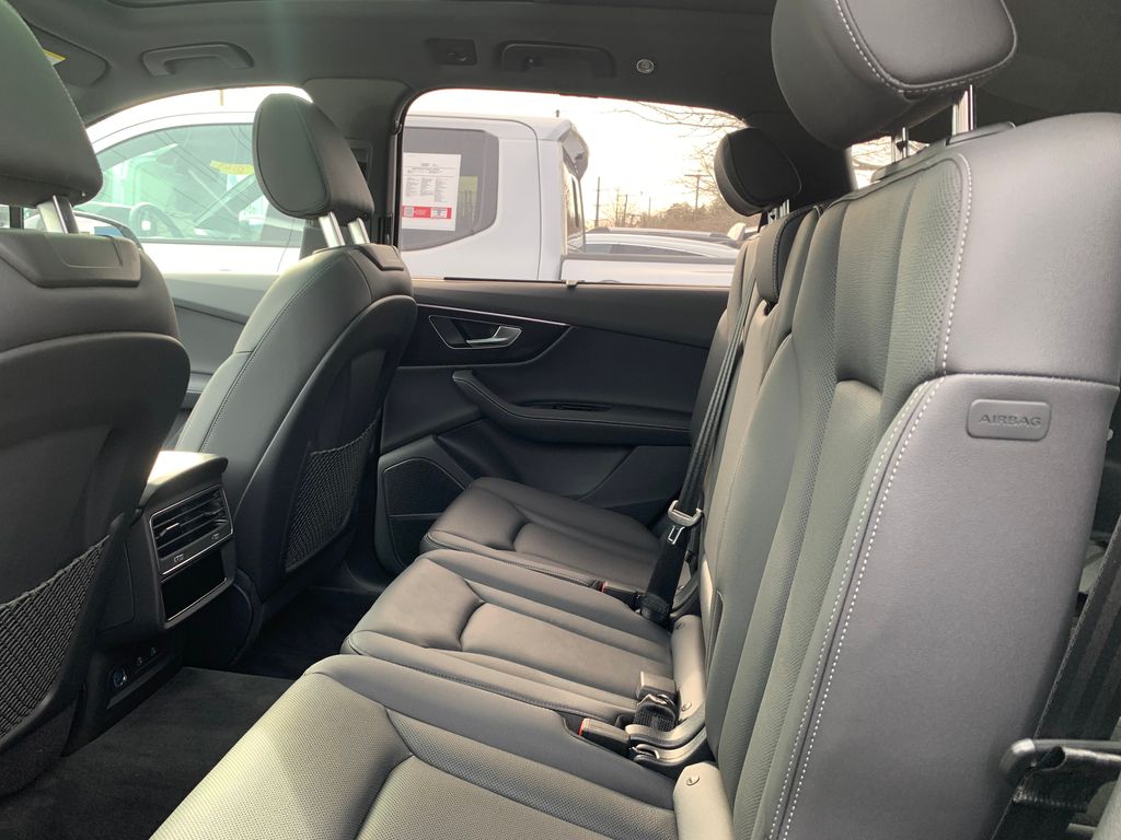 Thumbnail: 2025 Audi Q7 - 14