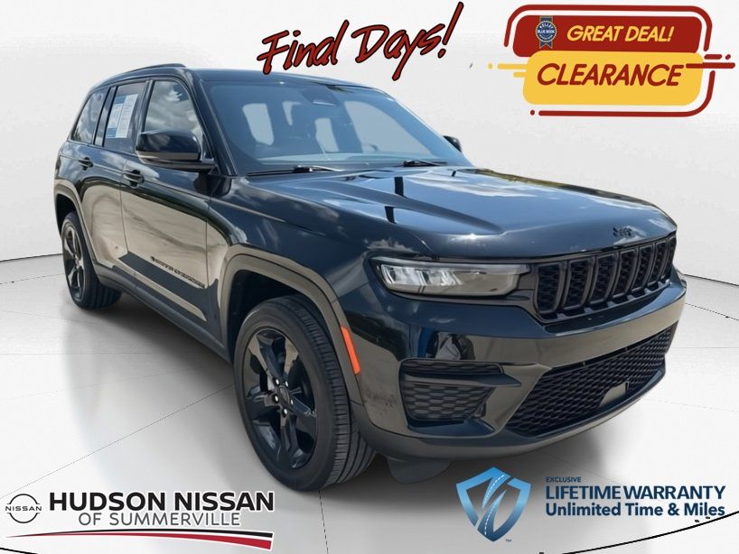 2024 Diamond Black Crystal Pearlcoat Jeep Grand Cherokee Altitude SUV