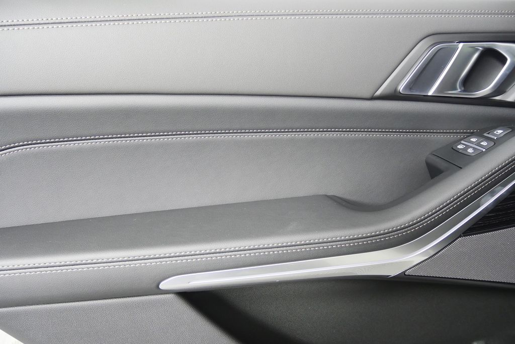 Thumbnail: 2026 BMW X7 - 14