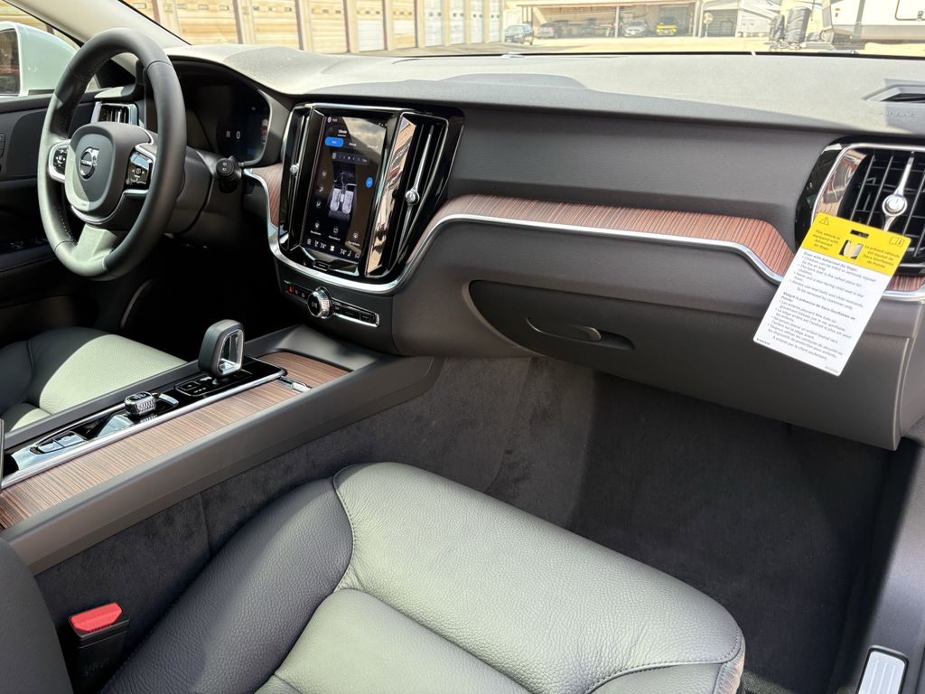 New 2026 Crystal White Volvo B5 Plus image 30