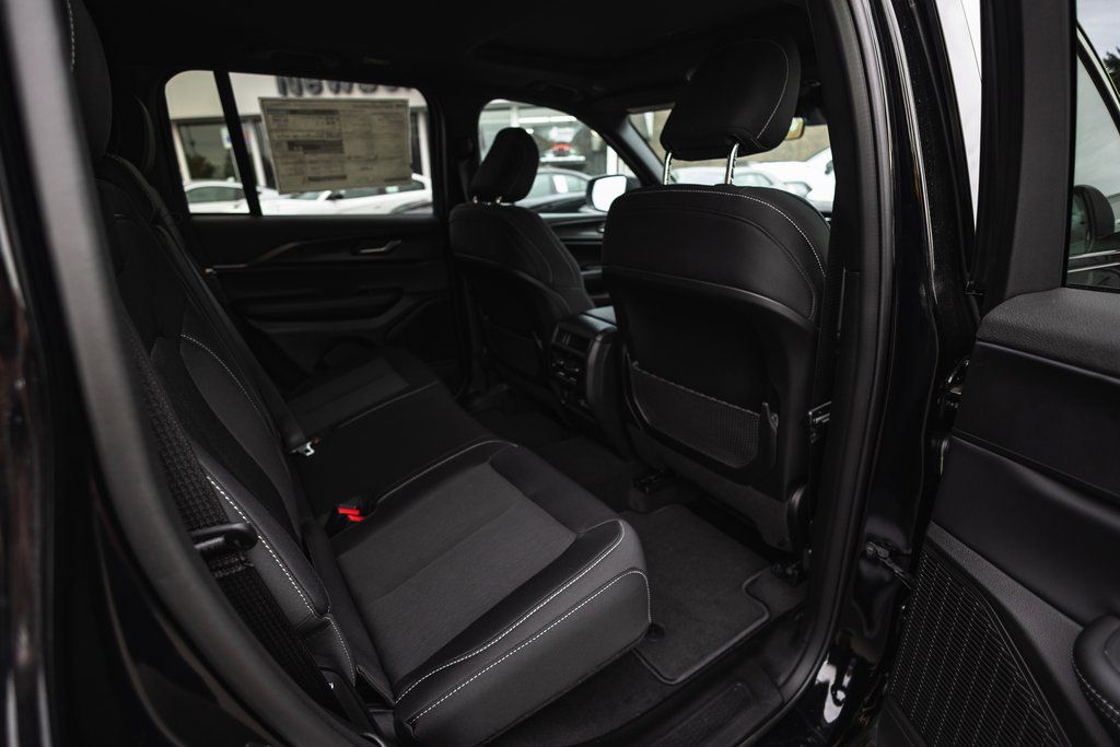 2025 Jeep Grand Cherokee Laredo X thumbnail 29