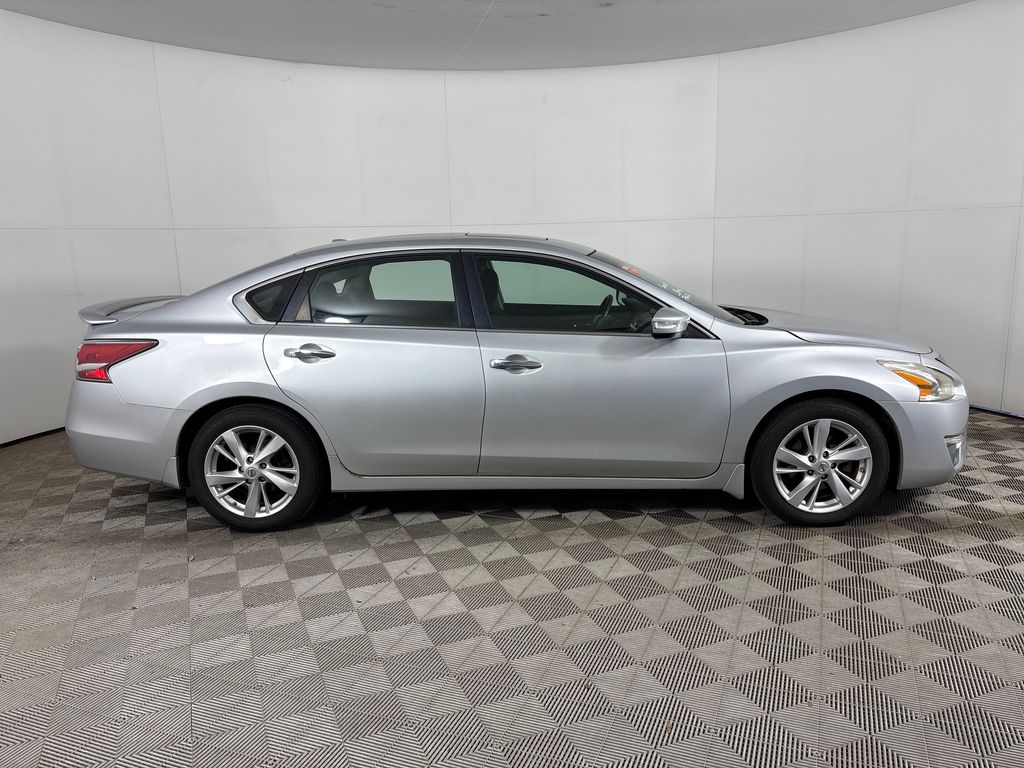 Used 2014 Silver Nissan 2.5 SV image 2