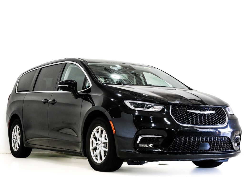 Brilliant Black Crystal Pearlcoat 2024 Chrysler Pacifica Minivan Front-Wheel Drive 9-Speed Automatic