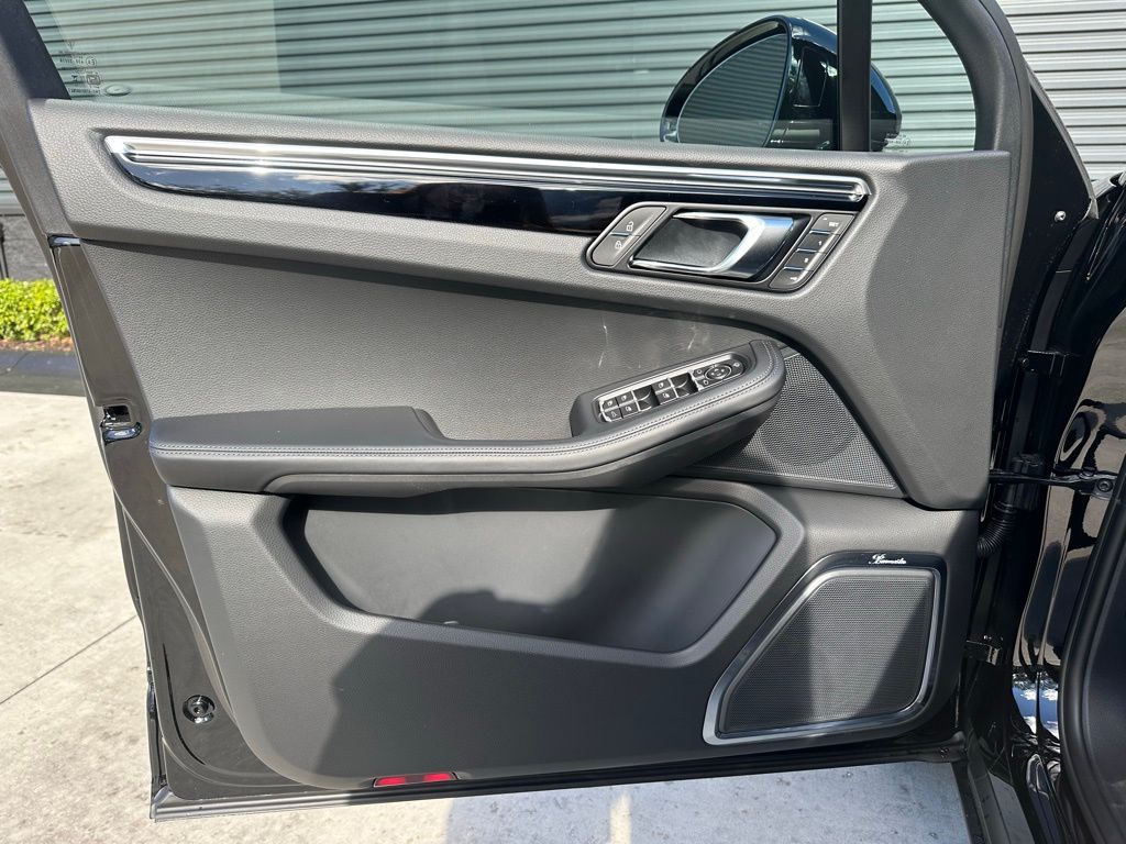 Thumbnail: 2026 Porsche Macan - 20