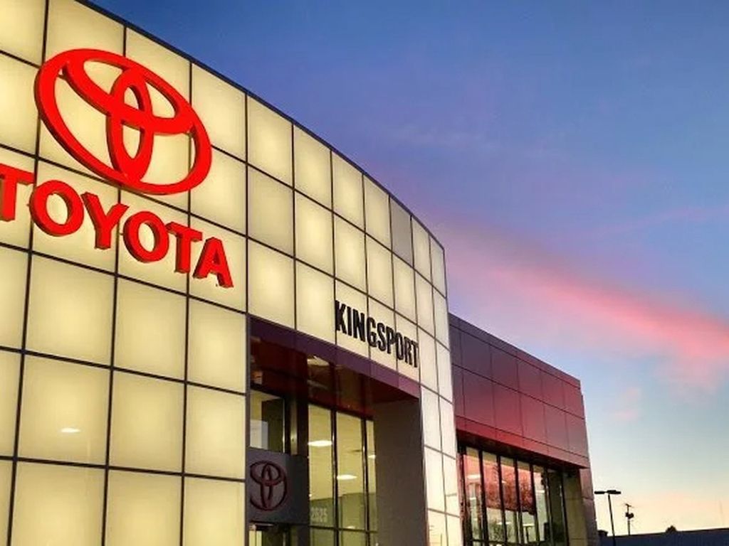 White (Wind Chill Pearl) 2024 Toyota Tundra Platinum CrewMax Cab 4WD Pickup Truck Four-Wheel Drive Automatic