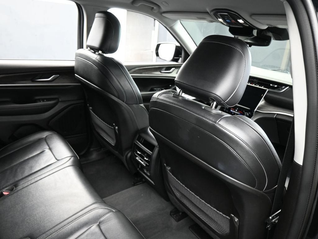 Used 2023 Diamond Black Crystal Pearlcoat Jeep Limited image 45