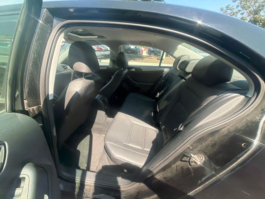 Used 2017 Black Volkswagen 1.4T SE image 21