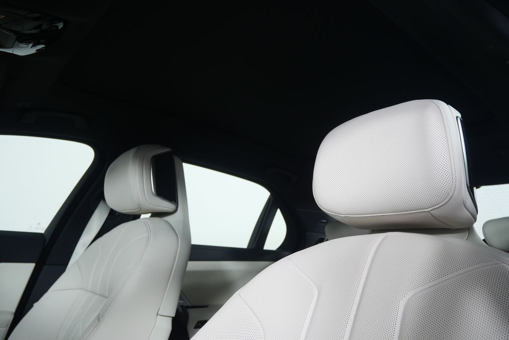 Thumbnail: 2026 BMW 7 Series - 12