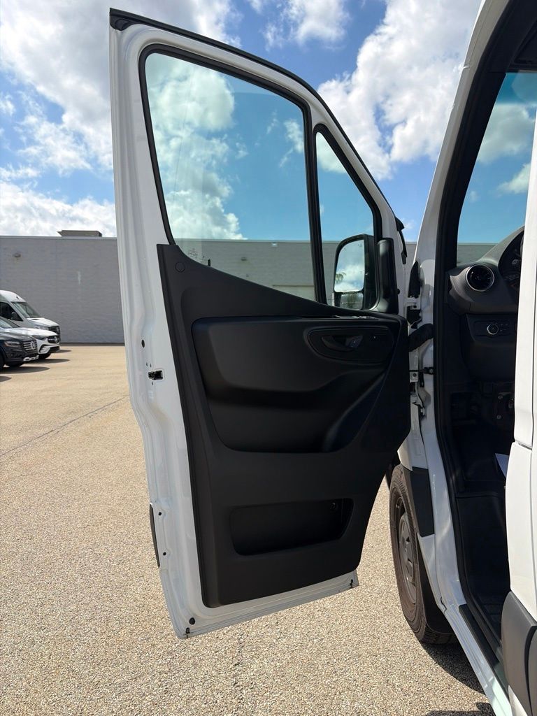 Used 2025 White Mercedes-Benz Cargo 170 WB image 23