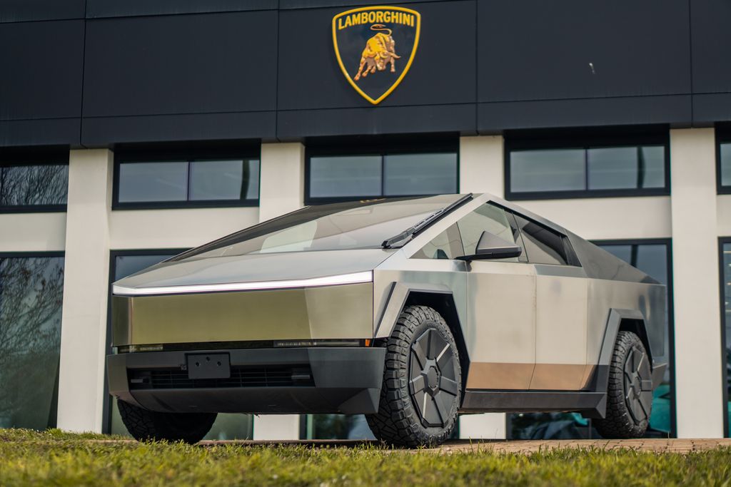 2024 Tesla Cybertruck Crew Cab AWD