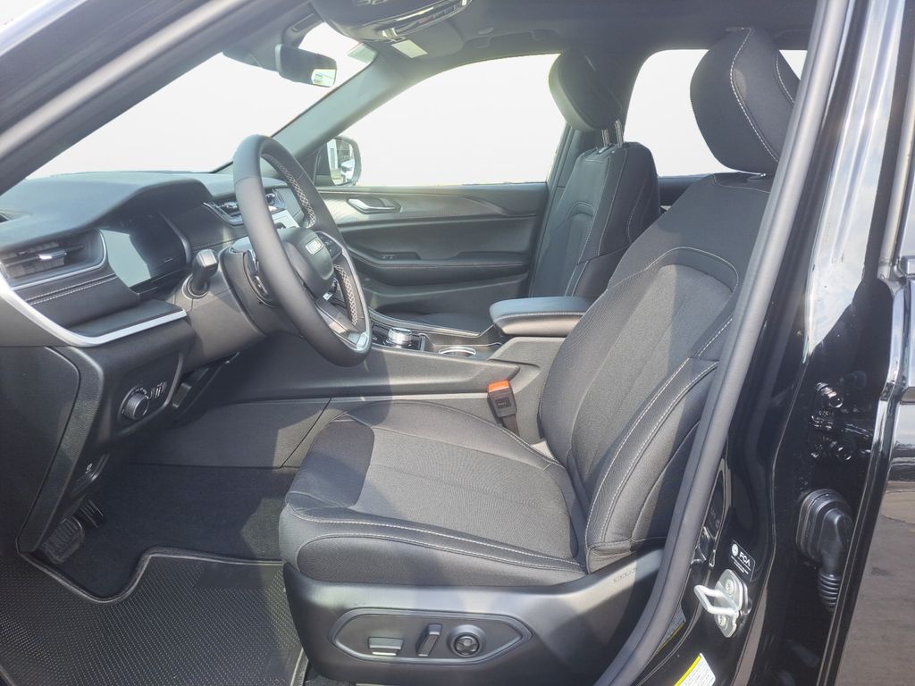 New Car 2025 Jeep Grand Cherokee  Laredo For Sale Under $40,000 In Austin, Texas