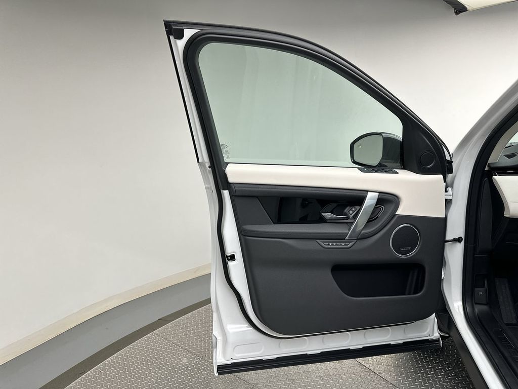 Thumbnail: 2024 Land Rover Discovery Sport - 14