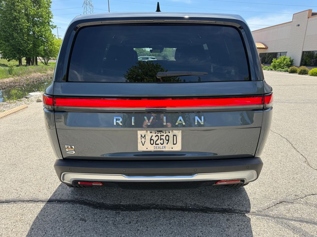 Rivian R1S