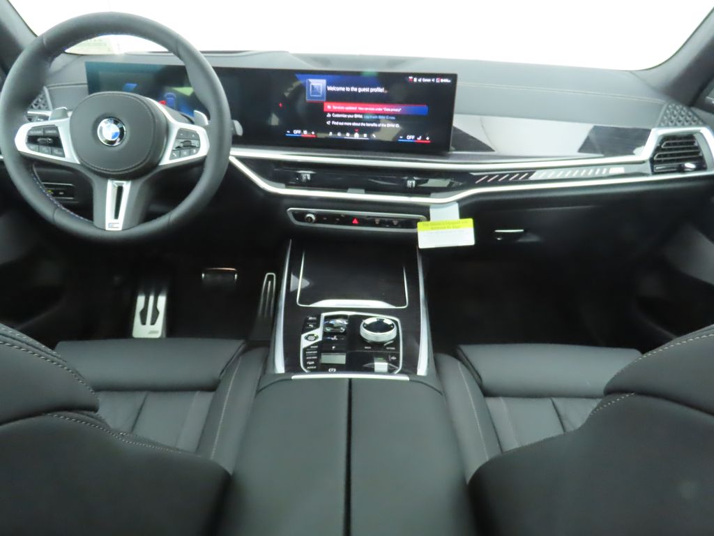 2025 BMW X7 M60i 14