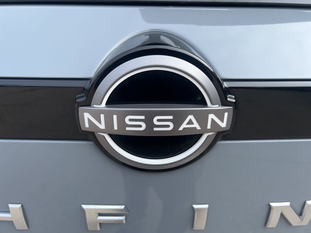 2023 Nissan Pathfinder Platinum photo