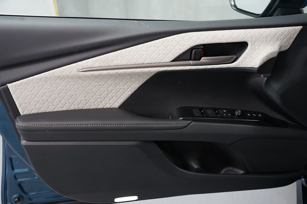 Thumbnail: 2025 Toyota Camry - 32