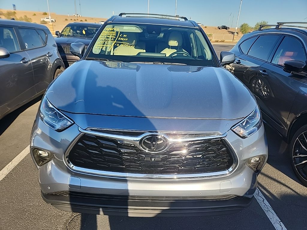 Thumbnail: 2023 Toyota Highlander - 3