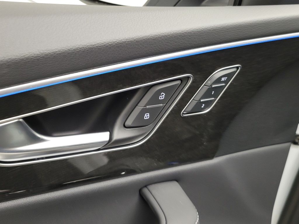 Thumbnail: 2026 Audi Q8 - 32