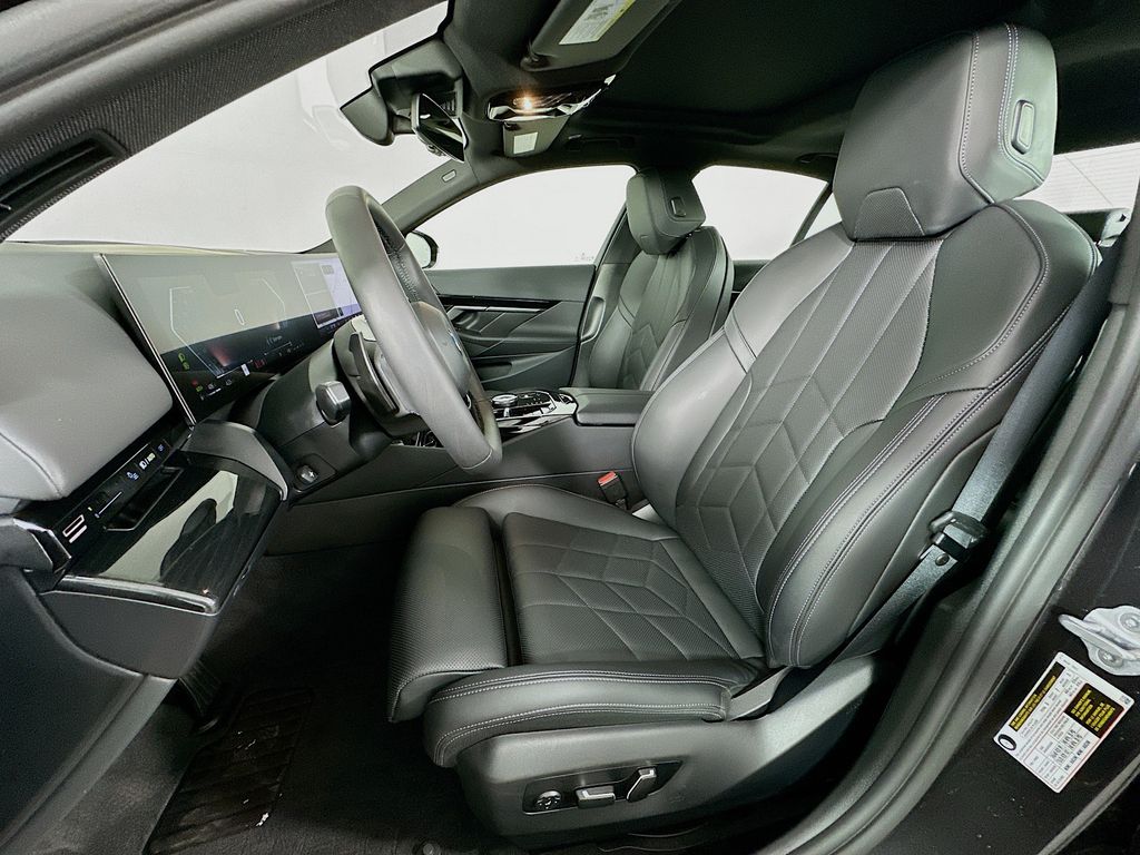 Thumbnail: 2025 BMW 5 Series - 21