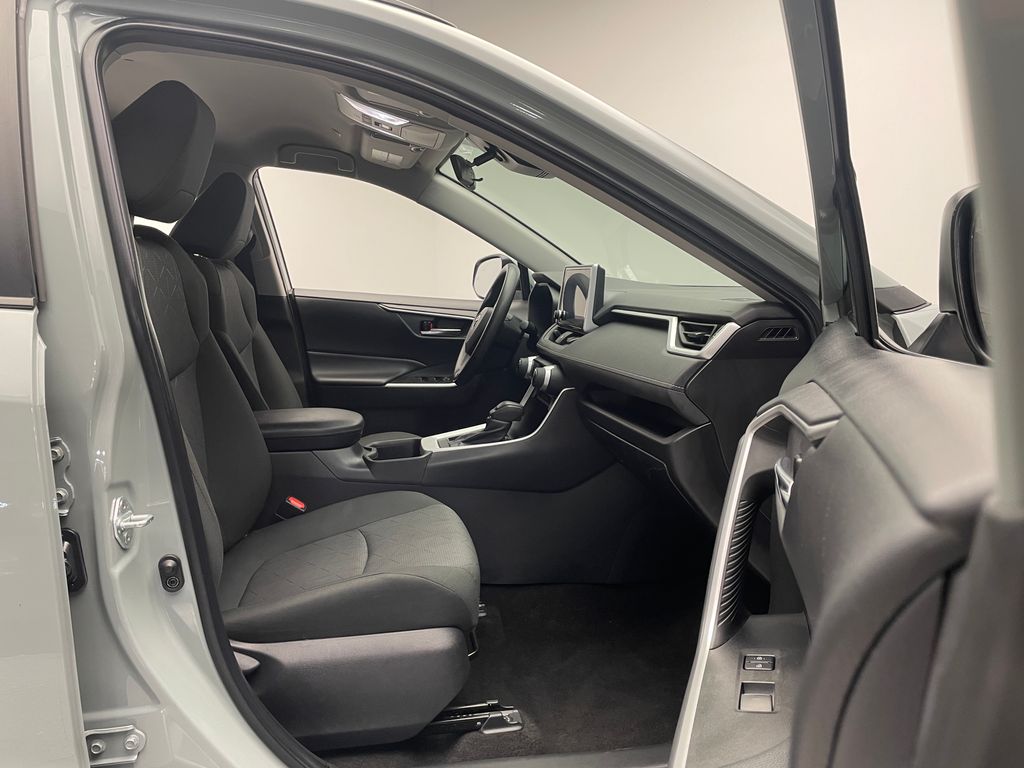 2023 Toyota RAV4 XLE 17