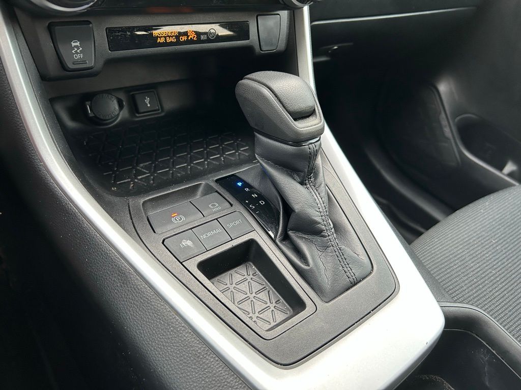 2022 Toyota RAV4 LE 26