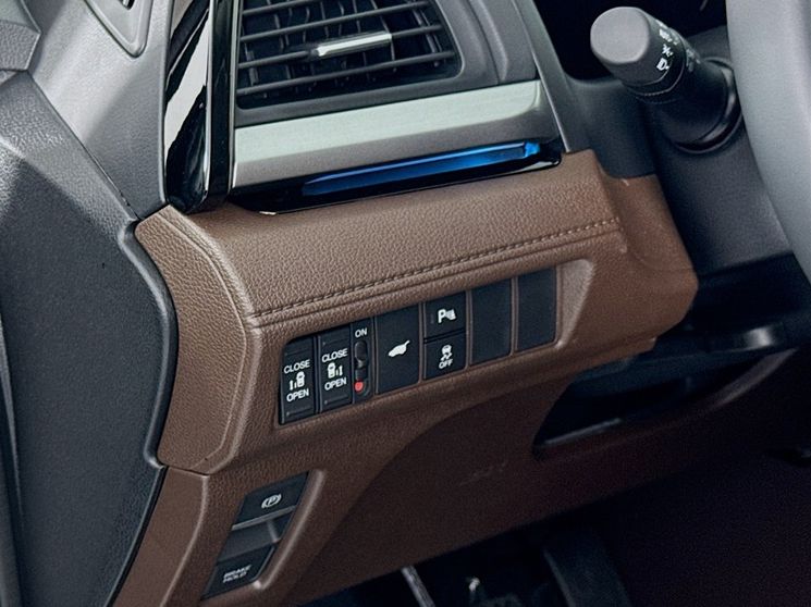 2025 Honda Odyssey Touring photo
