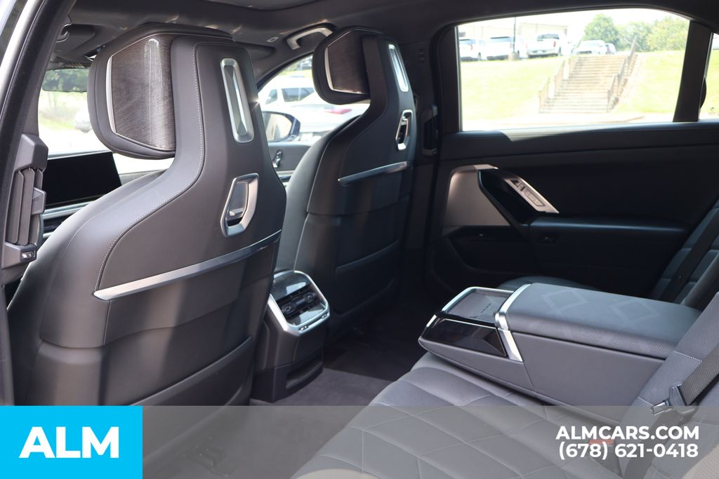 Used 2023 Black BMW xDrive60 image 17