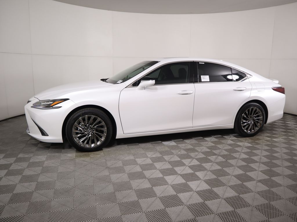 Used 2025 White Lexus 300h Luxury image 8