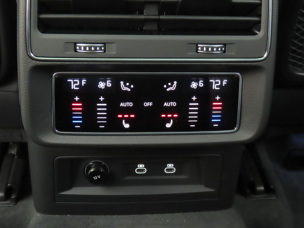 Thumbnail: 2025 Audi RS Q8 - 24