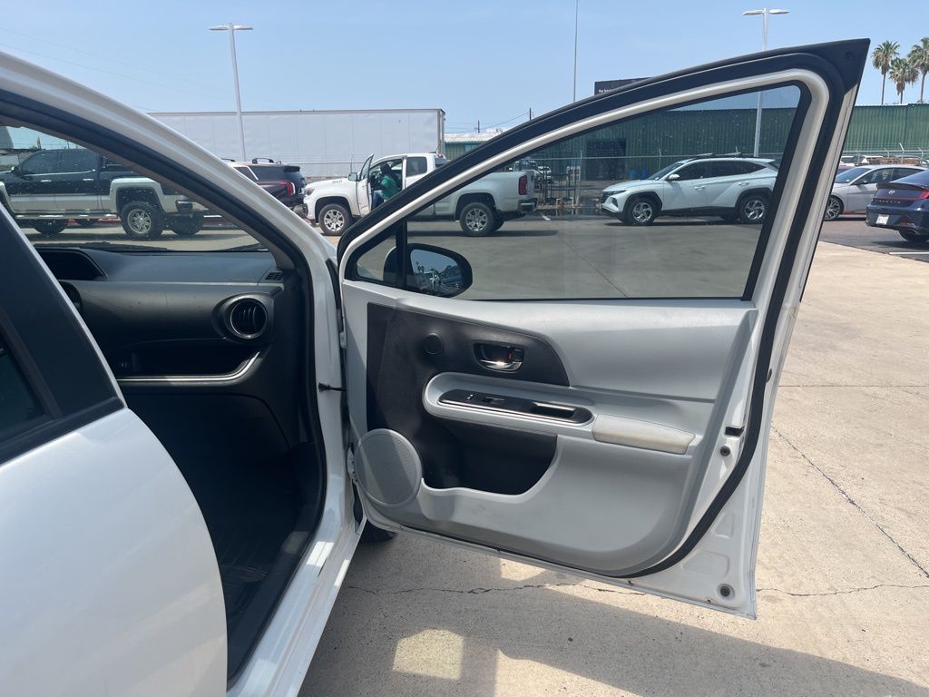 2014 Toyota Prius c Three 23