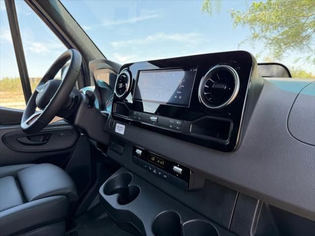 Thumbnail: 2025 Mercedes-Benz Sprinter - 25