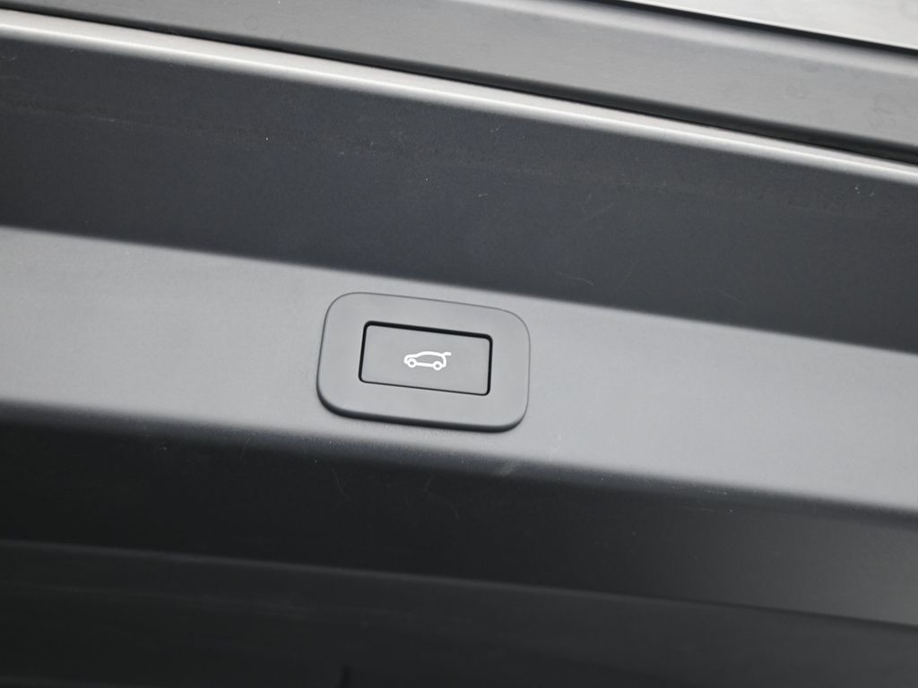 Used 2024 Black Land Rover Dynamic SE image 39