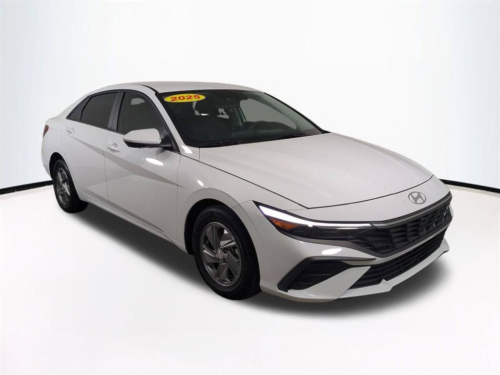 2025 Hyundai Elantra SE - Photo 2