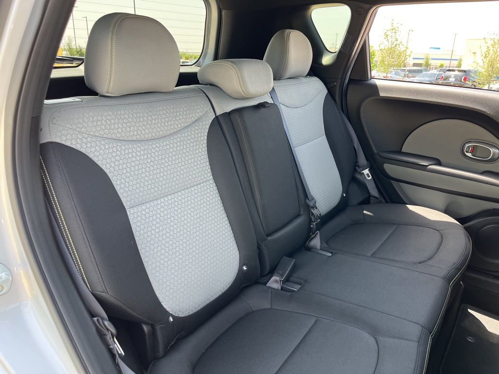 2016 Kia Soul S 26