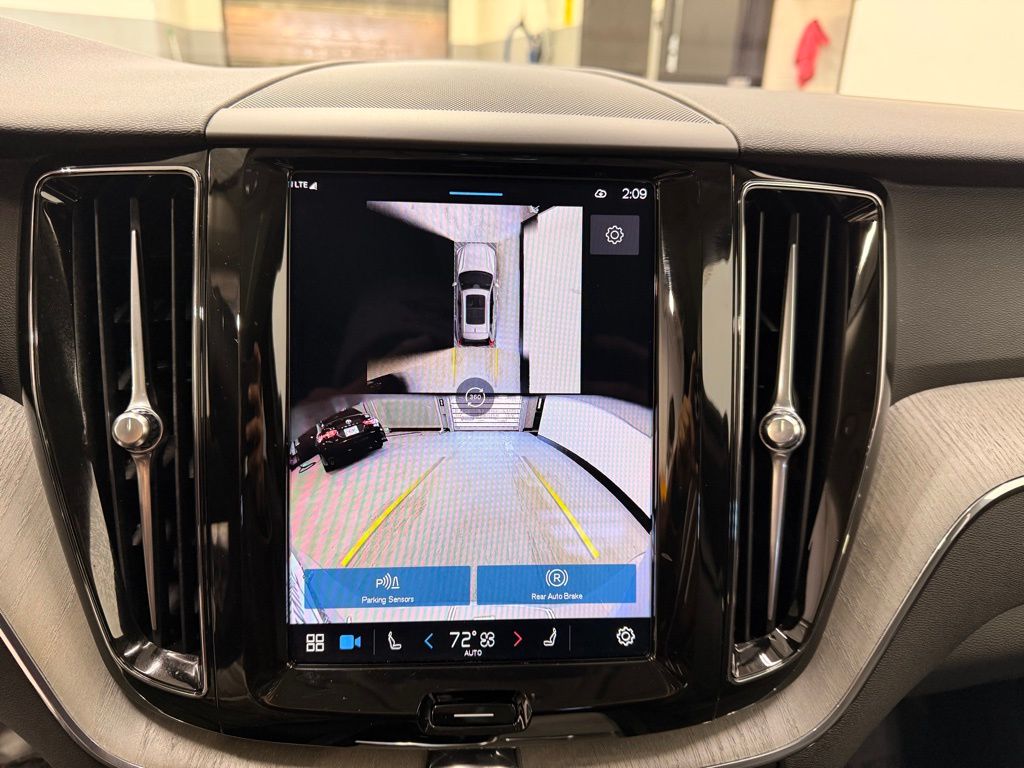 Thumbnail: 2025 Volvo XC60 - 17