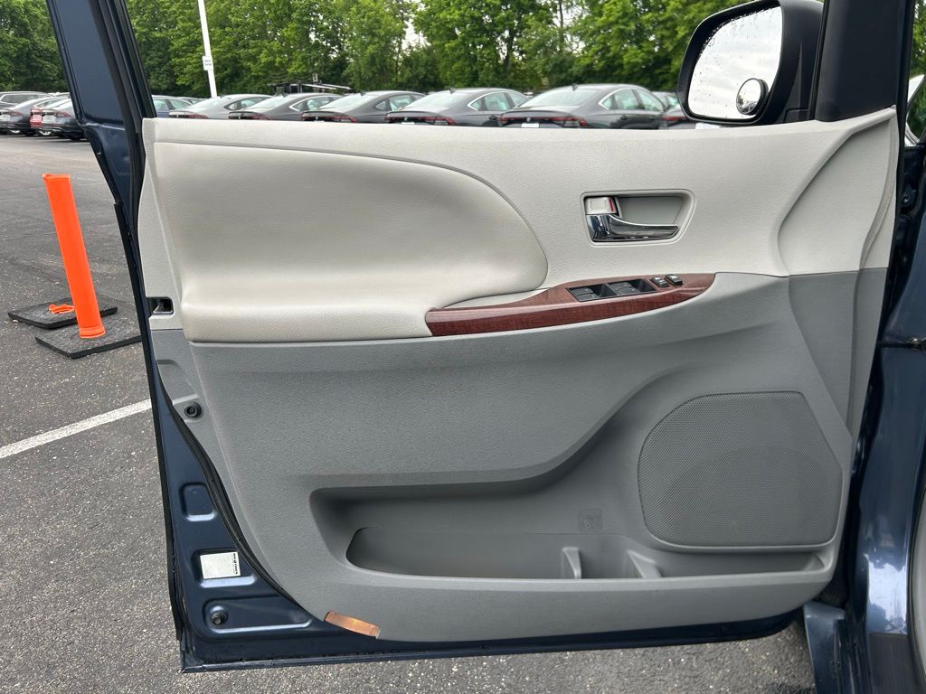 2014 Toyota Sienna XLE 18