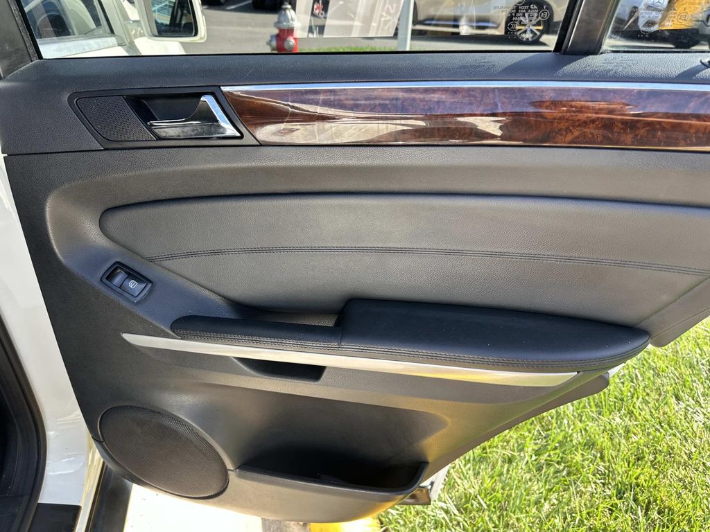 Thumbnail: 2011 Mercedes-Benz M-Class - 24