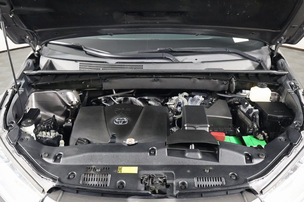 Thumbnail: 2018 Toyota Highlander - 16