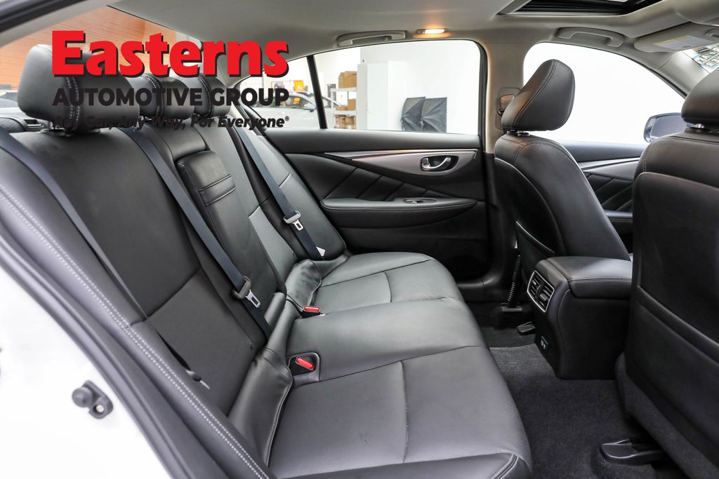 Used 2022 White INFINITI LUXE image 25