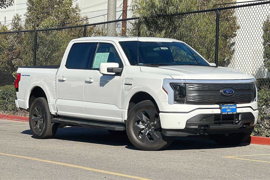 2022 Ford F-150 Lightning Lariat 32