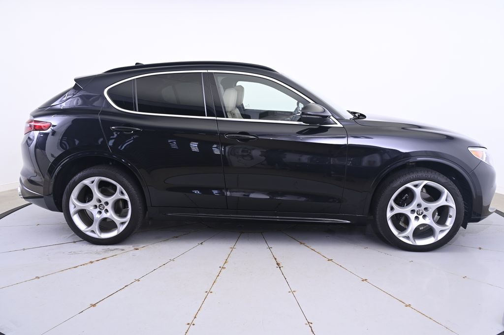 Thumbnail: 2023 Alfa Romeo Stelvio - 8