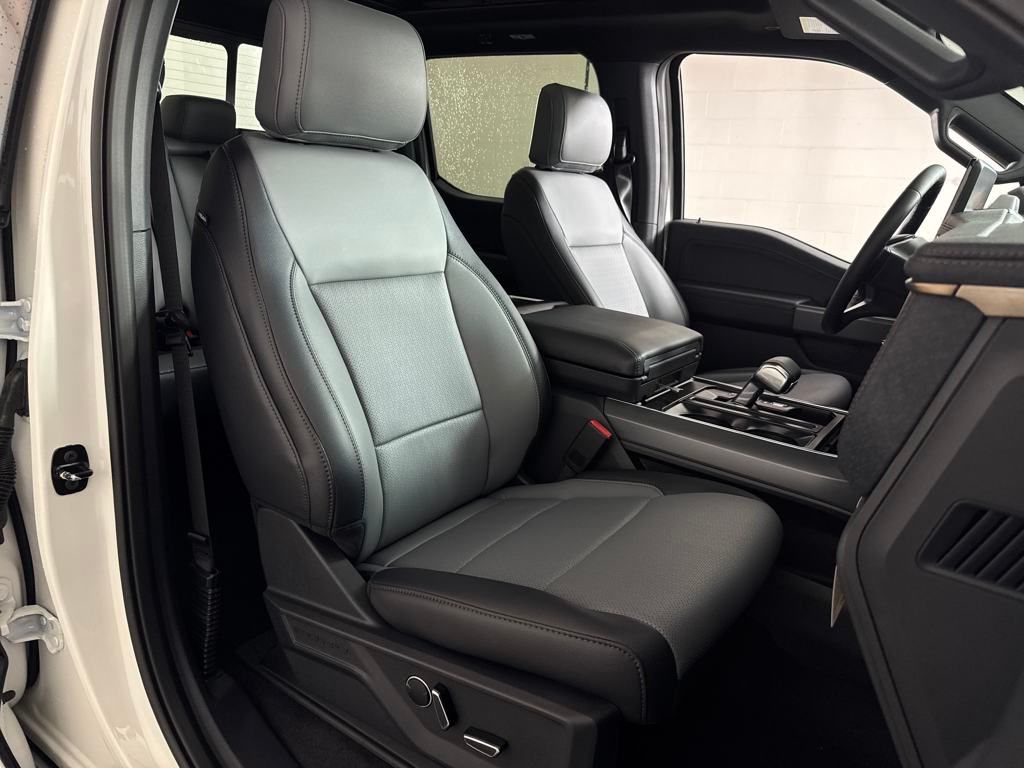 2025 Ford F-150 Lightning Lariat photo 17