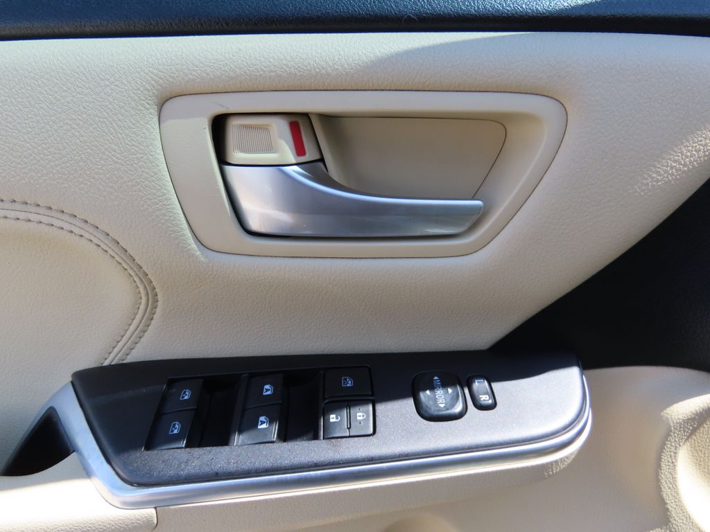 2017 Toyota Camry XLE 22