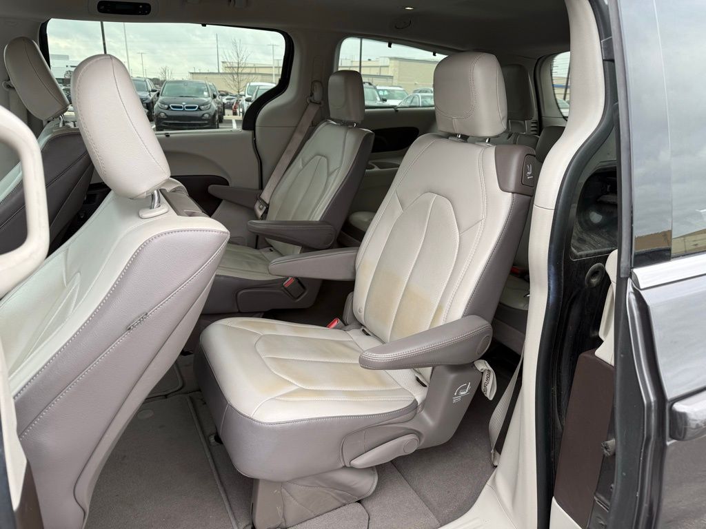 Thumbnail: 2017 Chrysler Pacifica - 10